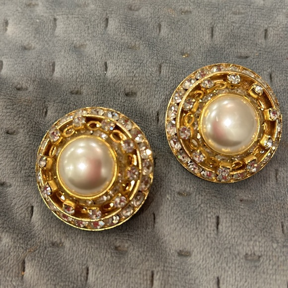 Stunning Vintage Pearl Center & Crystal Button Clip On Earrings-Boutique - Picture 1 of 9